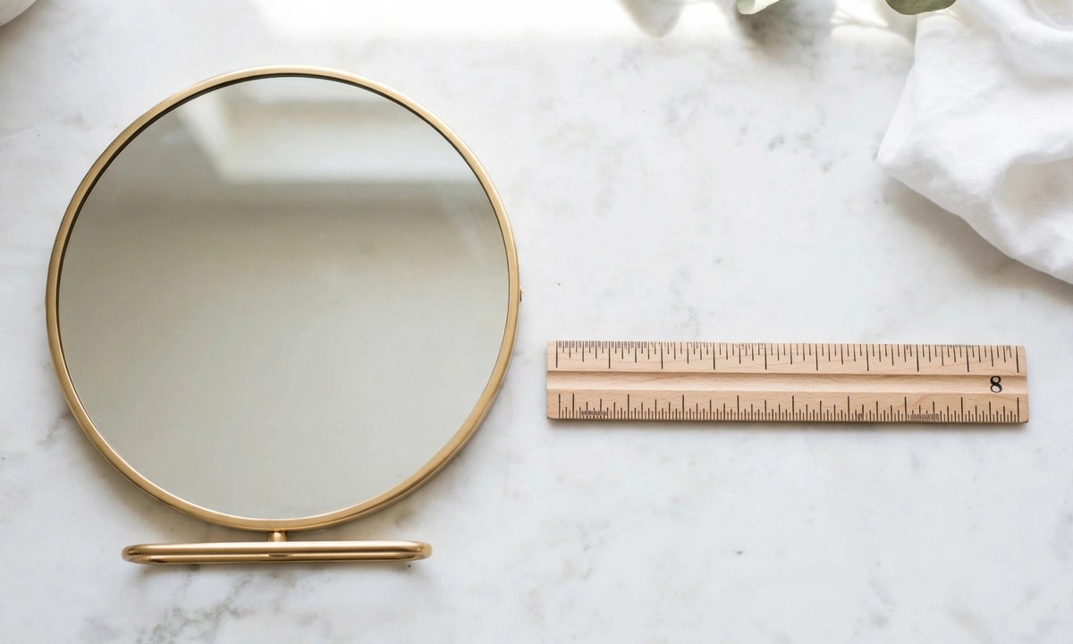 Handheld mirror showing things that are 8 inches long